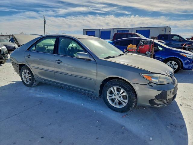 Toyota Camry Le Image 3