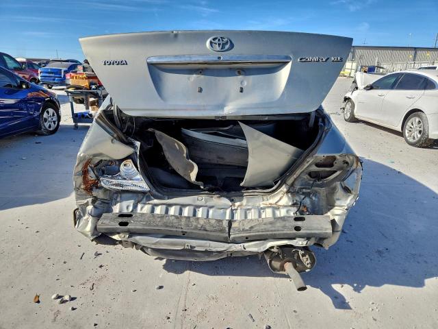 Toyota Camry Le Image 12