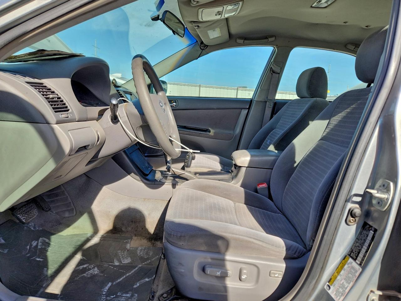 Toyota Camry Le Image 6