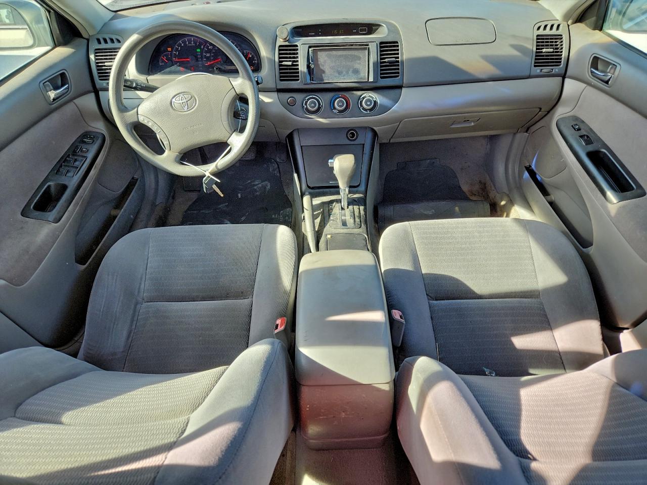 Toyota Camry Le Image 11