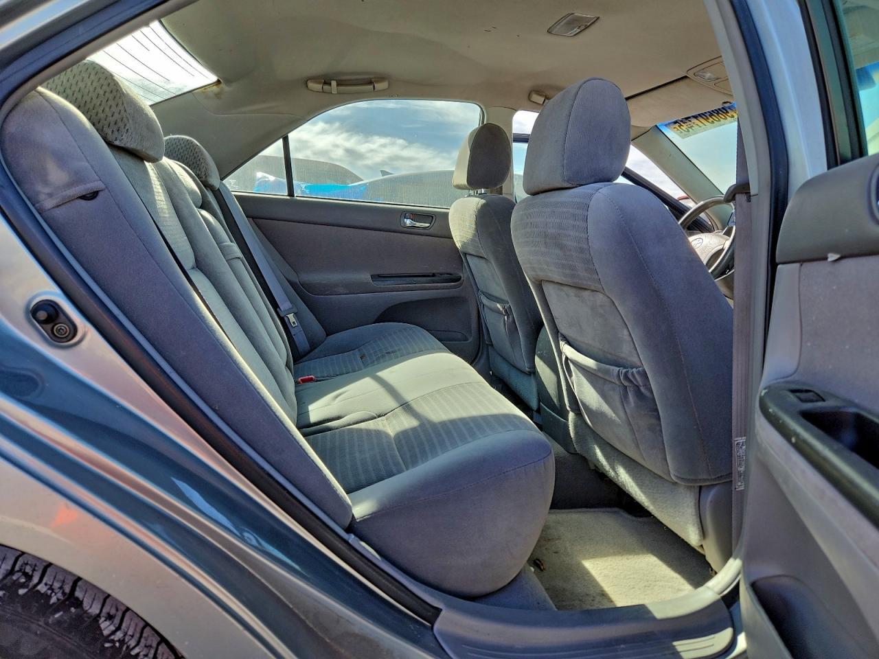 Toyota Camry Le Image 10