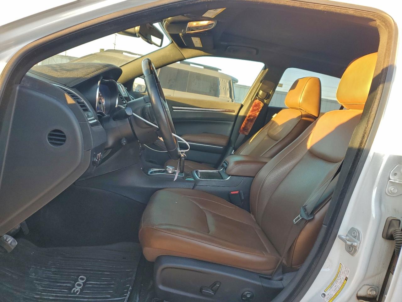 Chrysler 300 Limited Image 6