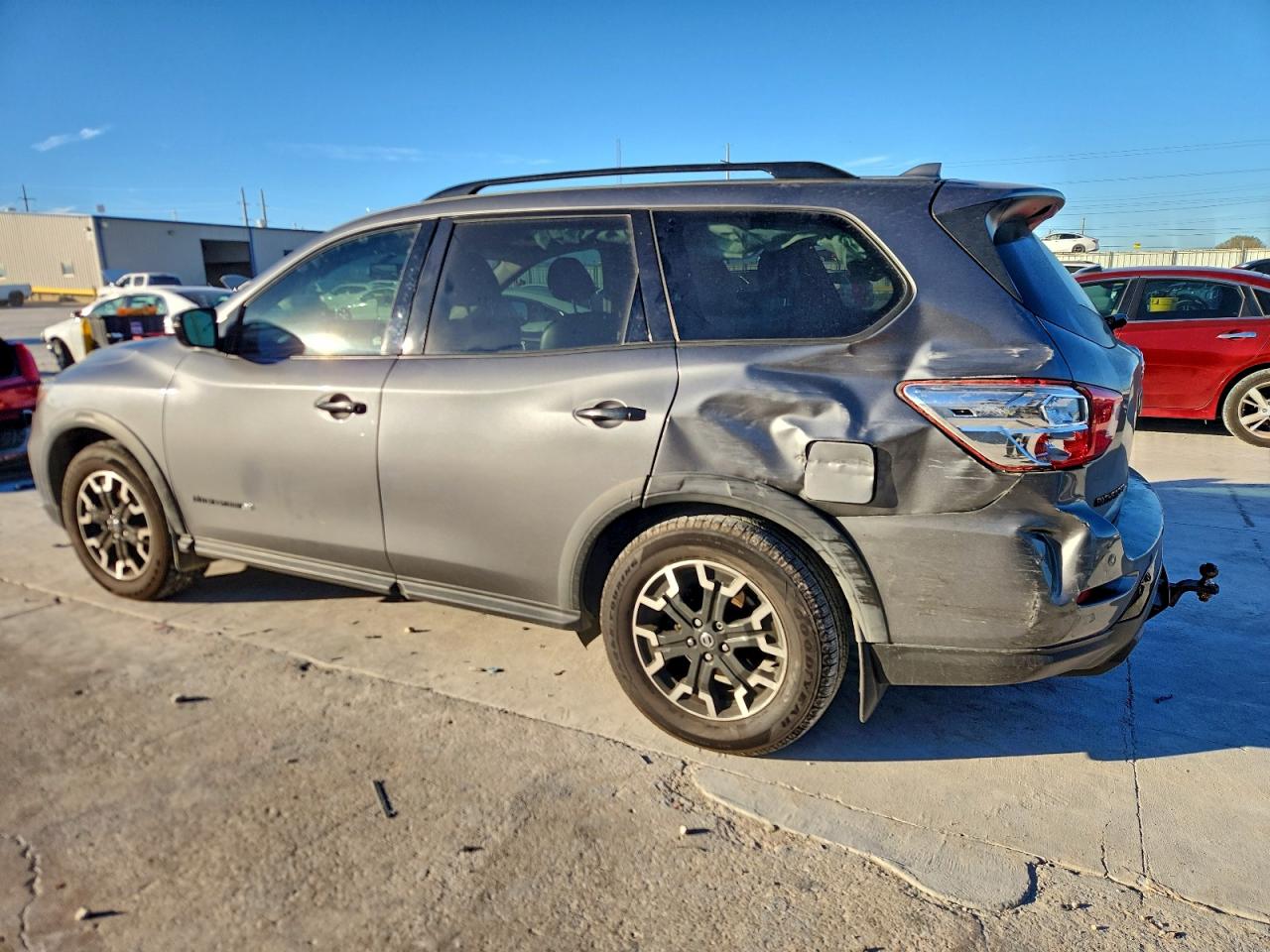 Nissan Pathfinder Sv Image 2