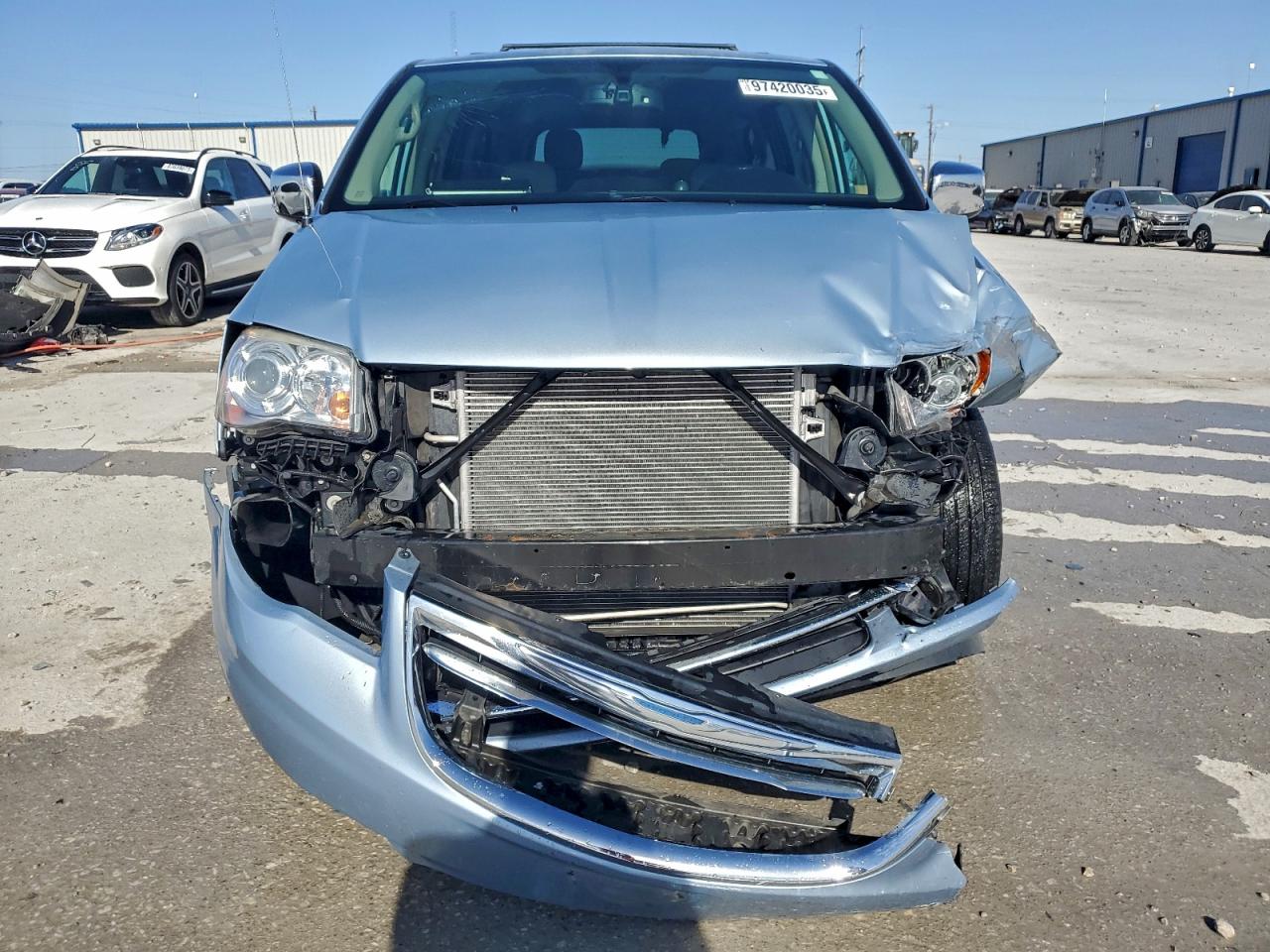 Chrysler Minivan Limited Image 11