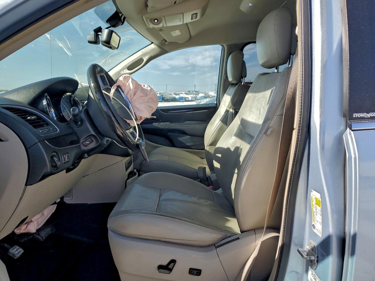 Chrysler Minivan Limited Image 5