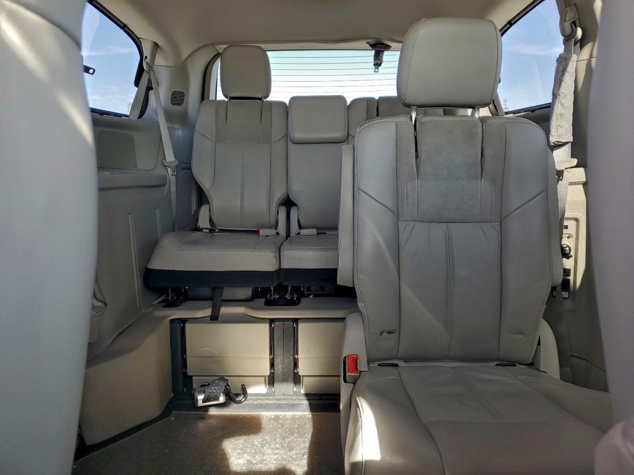 Chrysler Minivan Limited Image 13