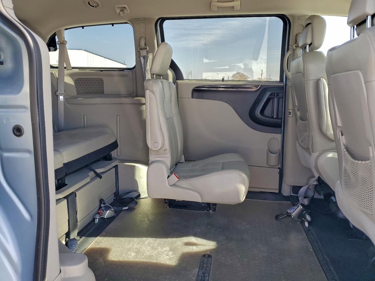 Chrysler Minivan Limited Image 10