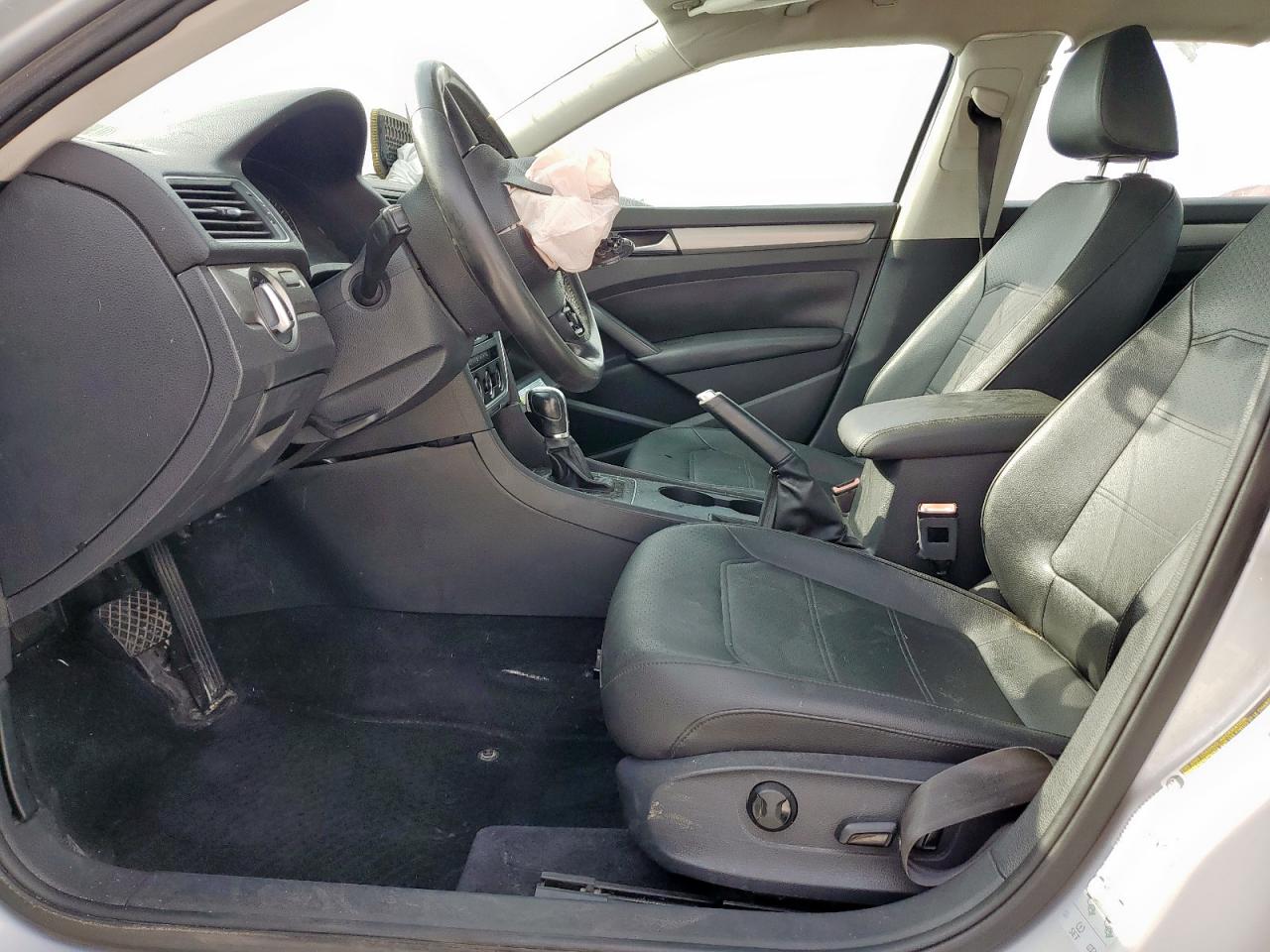 Volkswagen Passat S Image 2