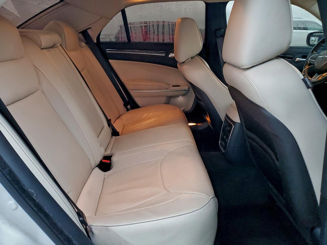 Chrysler 300 Image 10