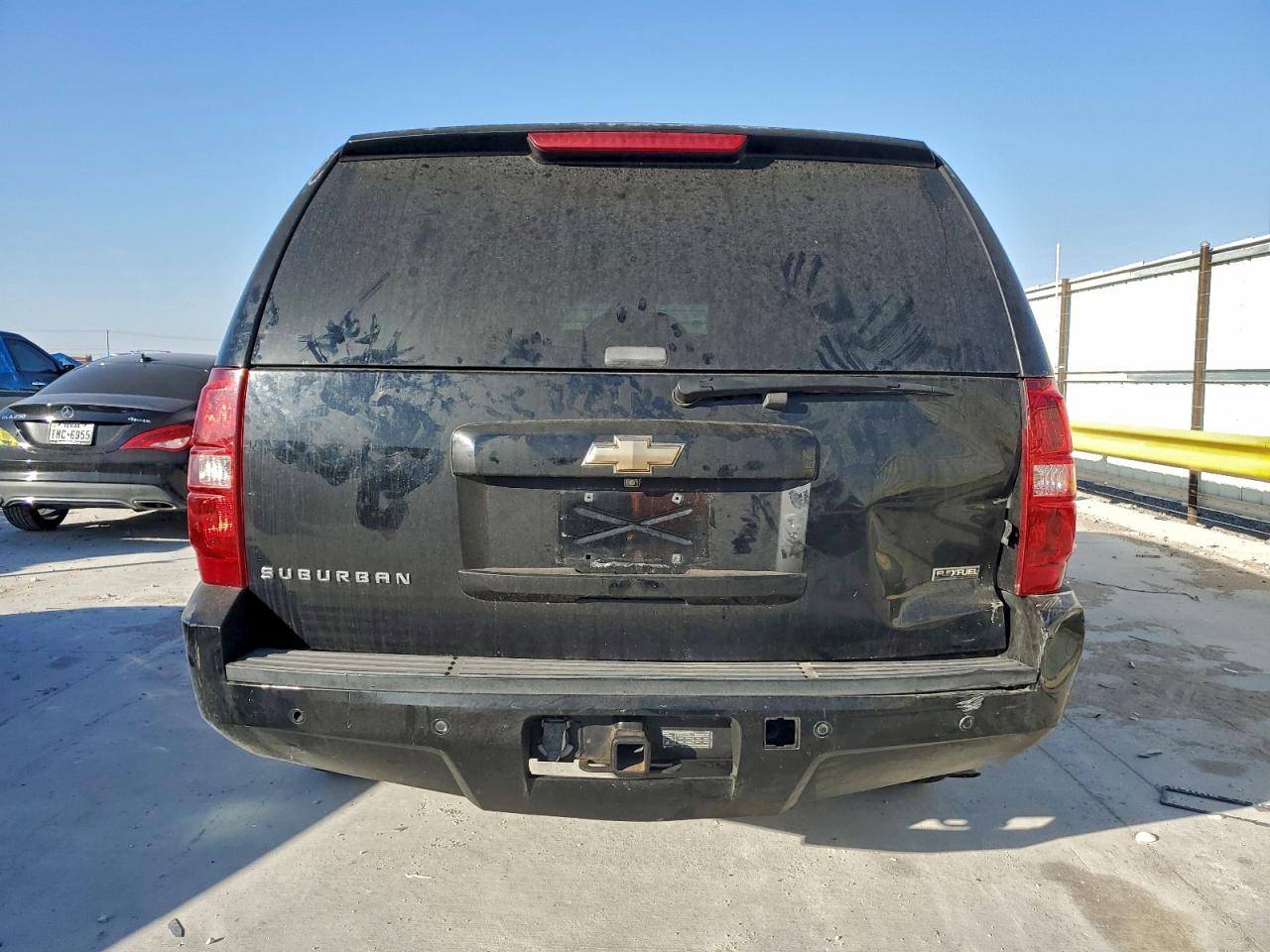 Chevrolet Suburban C1500 Image 12