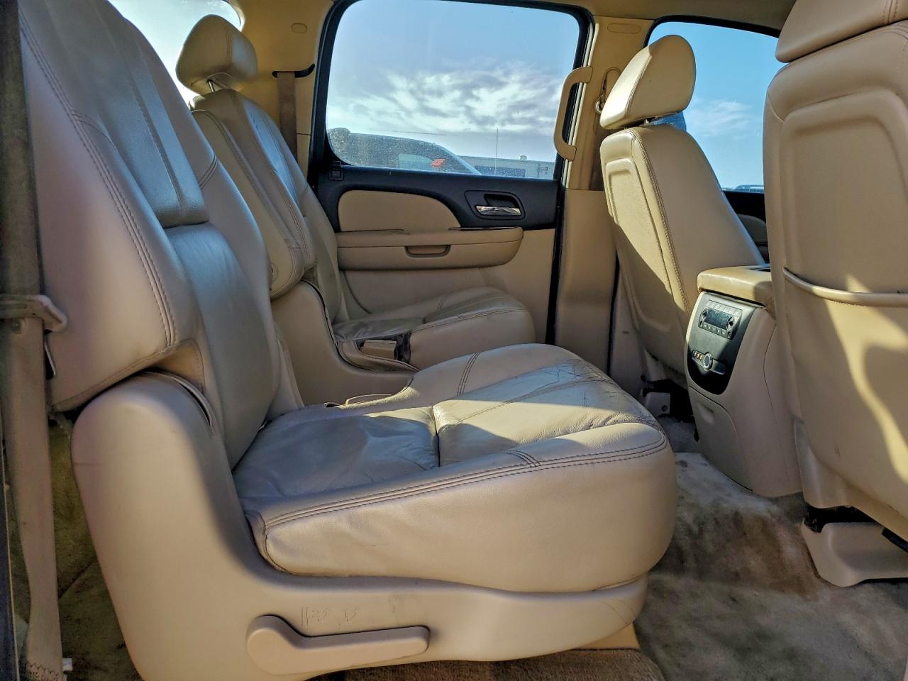 Chevrolet Suburban C1500 Image 6