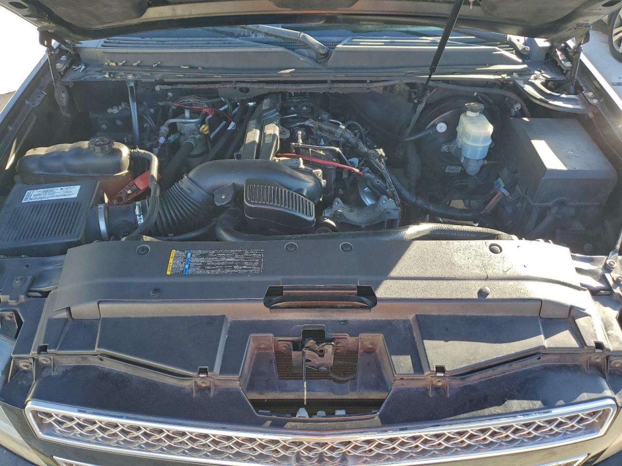 Chevrolet Suburban C1500 Image 2