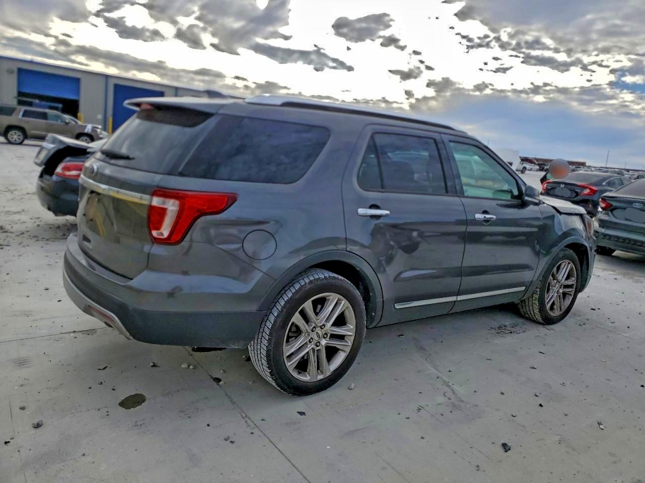 Ford Explorer Limited Image 4