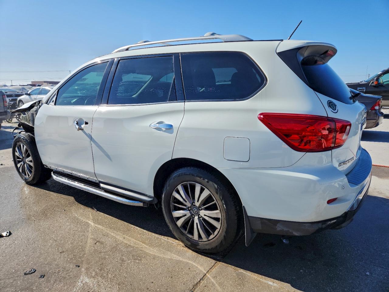 Nissan Pathfinder S Image 4