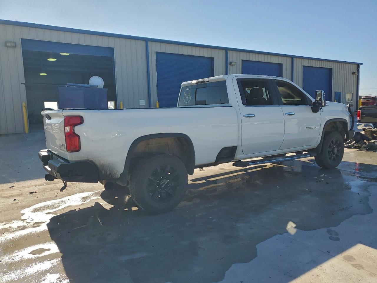 Chevrolet Silverado K3500 High Country Image 13