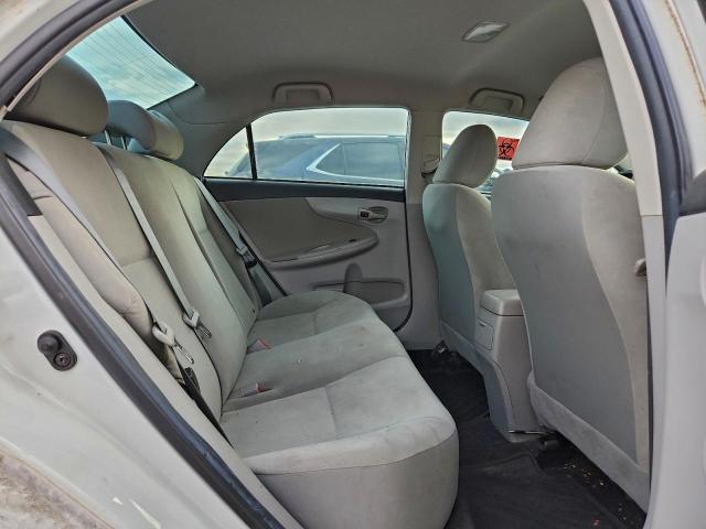 Toyota Corolla Base Image 9