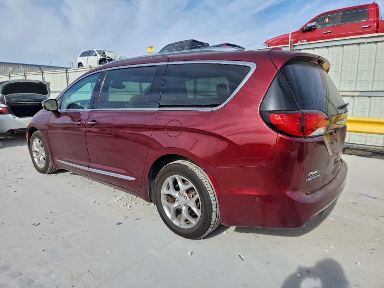 Chrysler Pacifica Limited Image 4