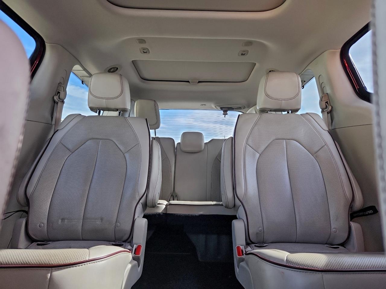 Chrysler Pacifica Limited Image 11