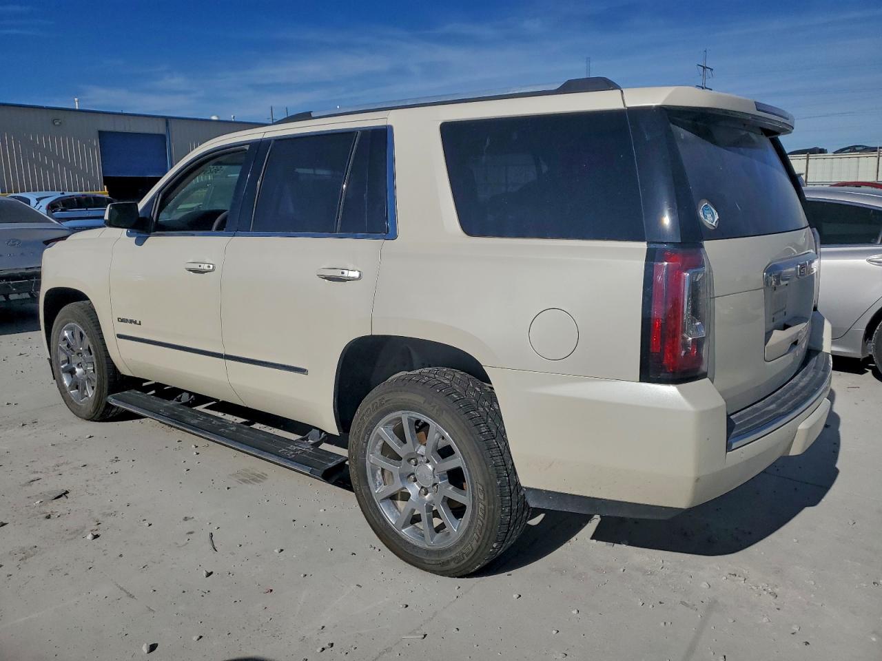 GMC Yukon Denali Image 4