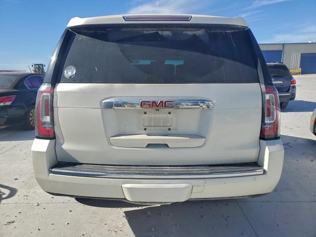 GMC Yukon Denali Image 11