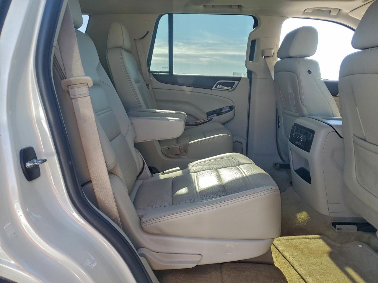 GMC Yukon Denali Image 9