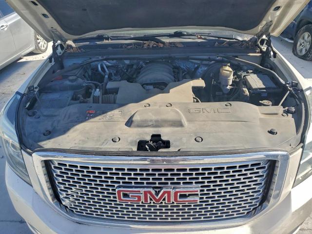GMC Yukon Denali Image 10