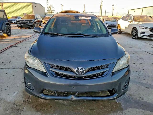 Toyota Corolla Base Image 3