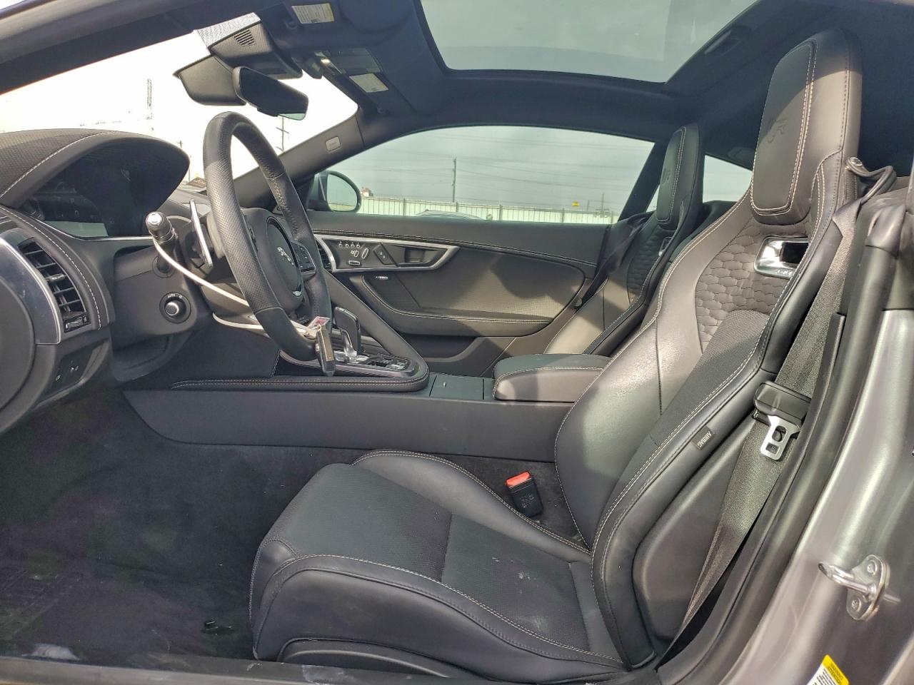 Jaguar F-TYPE R Image 9