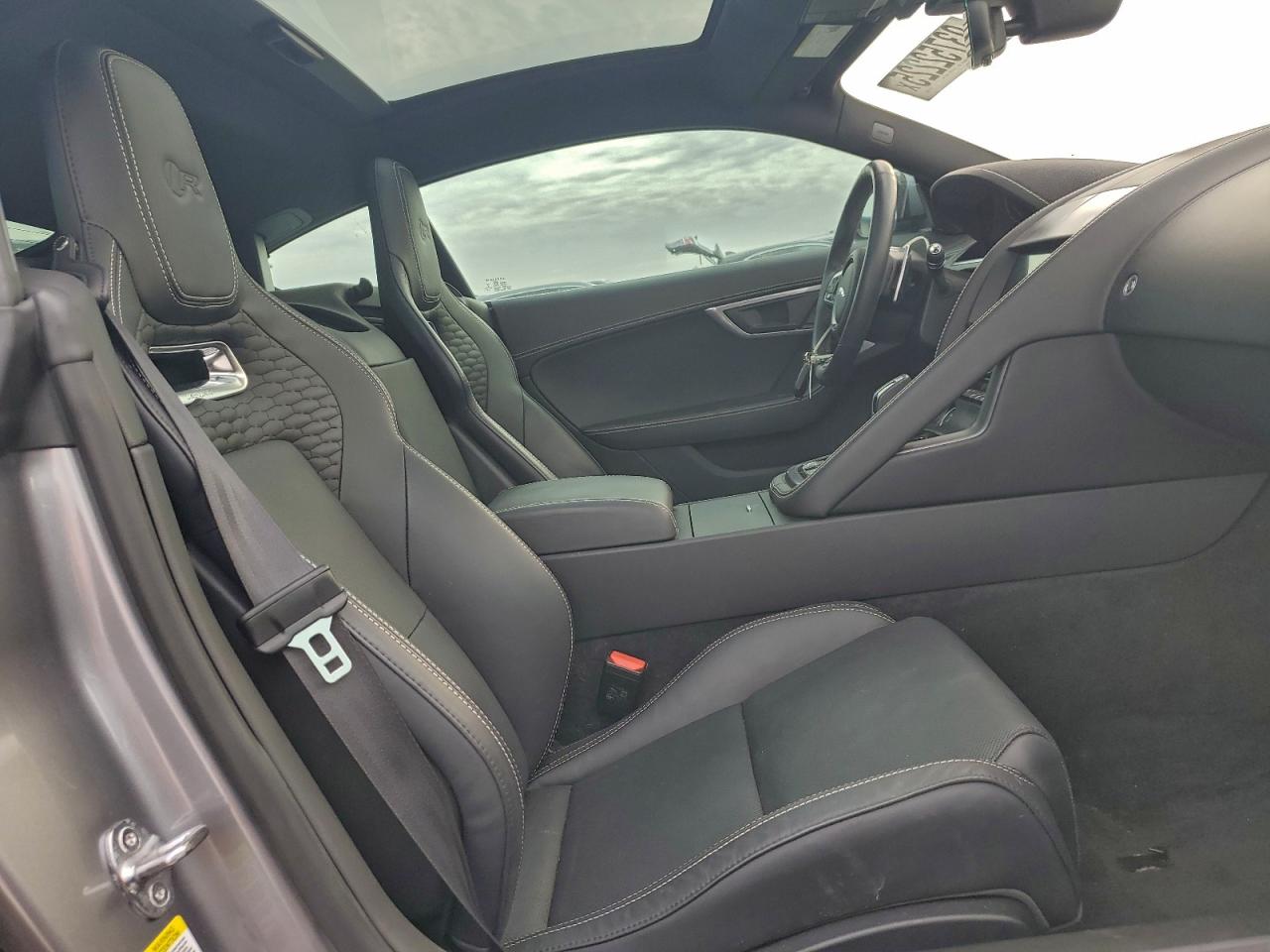 Jaguar F-TYPE R Image 13