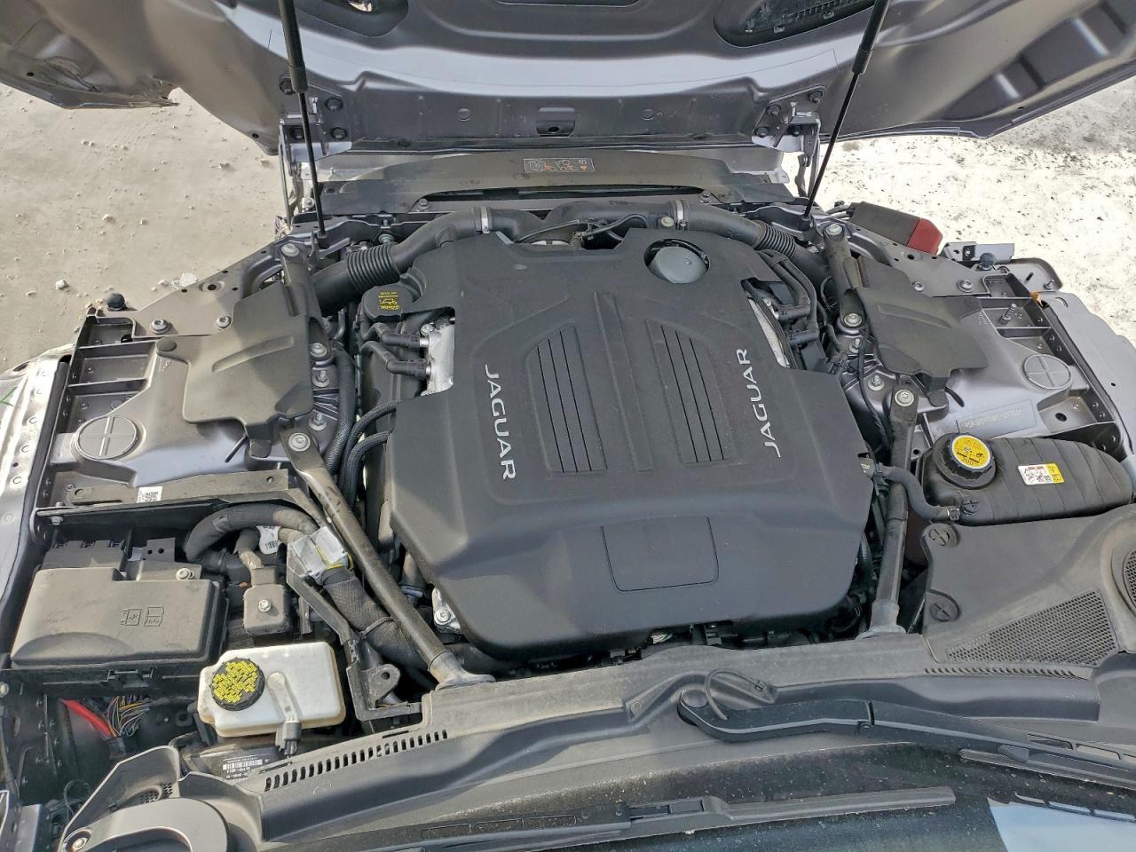 Jaguar F-TYPE R Image 11