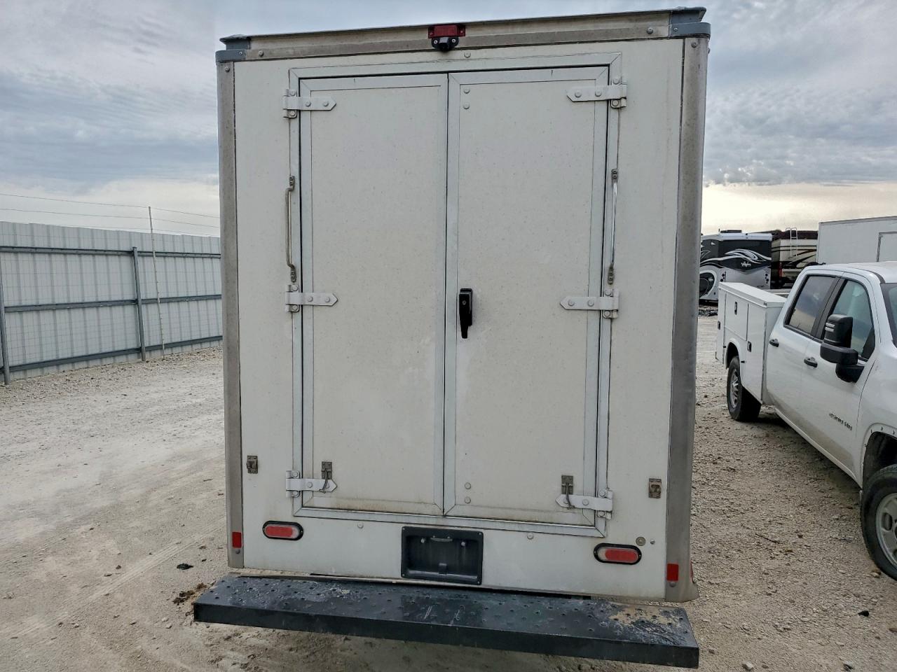 Chevrolet Express Image 6