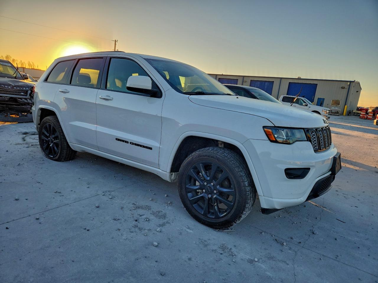 Jeep Grand Cherokee Laredo Image 2