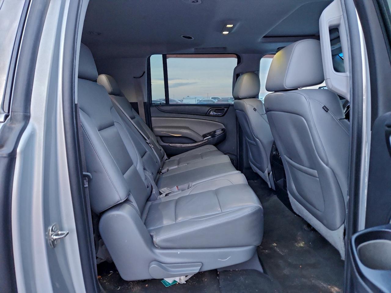 Chevrolet Suburban C1500 Lt Image 7